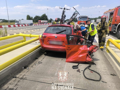 Nie zmieścił się w bramkach na autostradzie A4. Z samochodu aż odpadły drzwi [ZDJĘCIA]