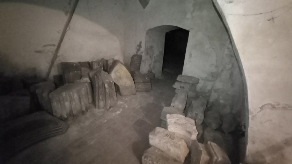 Zamkowe piwnice skrywają historię Legnicy. Czas na inwentaryzację kamiennych ozdób – Zamkowe kamienne fragmenty Legnicy / fot. Andrzej Andrzejewski - archiwum