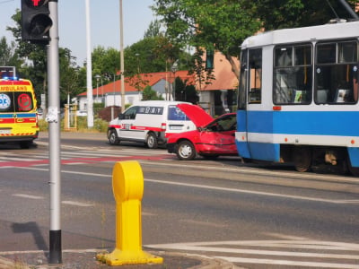 Wrocław: Tramwaj zderzył się z samochodem osobowym. Grabiszyńska stała w korkach