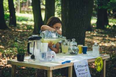 Sprzedają lemoniadę, koszą trawniki, pomagają starszym. Czy dorywcza praca dzieci jest legalna i bezpieczna?