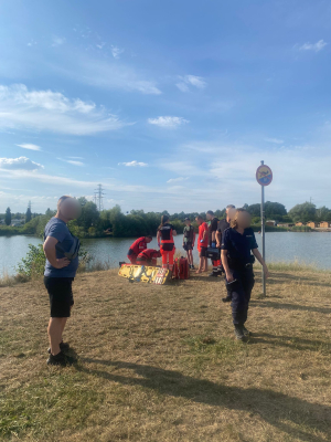 Dramatyczne sceny na kąpielisku pod Wrocławiem. 17-latek skakał do wody mimo zakazu, interweniował helikopter LPR - 2