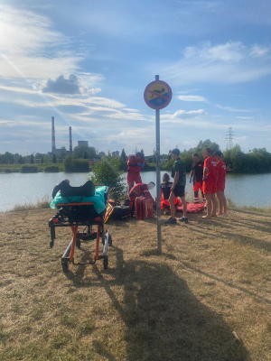 Dramatyczne sceny na kąpielisku pod Wrocławiem. 17-latek skakał do wody mimo zakazu, interweniował helikopter LPR - 3