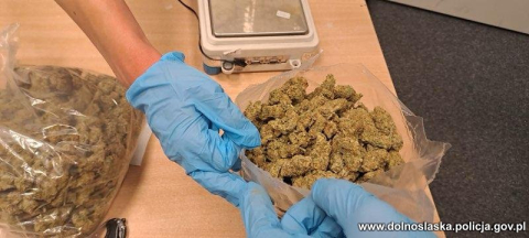 Miał przy sobie prawie kilogram narkotyków, próbował uciec policjantom. 26-latek tymczasowo aresztowany - 0