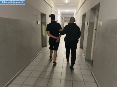 Pijany ojciec zabrał c&oacute;rkę byłej partnerce. Potem zostawił 3-latkę na placu zabaw z... kolegą