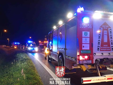 Nocne dachowanie osobówki na DK 35 w Mirosławicach. Jedna osoba została poszkodowana - 0