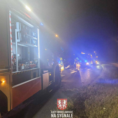 Nocne dachowanie osobówki na DK 35 w Mirosławicach. Jedna osoba została poszkodowana - 2