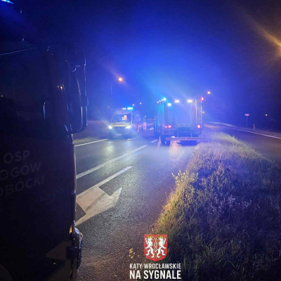 Nocne dachowanie osobówki na DK 35 w Mirosławicach. Jedna osoba została poszkodowana - 3