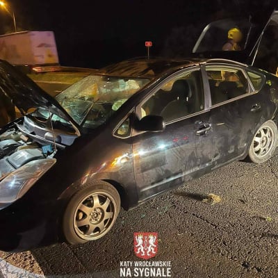 Nocne dachowanie osobówki na DK 35 w Mirosławicach. Jedna osoba została poszkodowana - 4