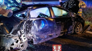 Nocne dachowanie osob&oacute;wki na DK 35 w Mirosławicach. Jedna osoba została poszkodowana