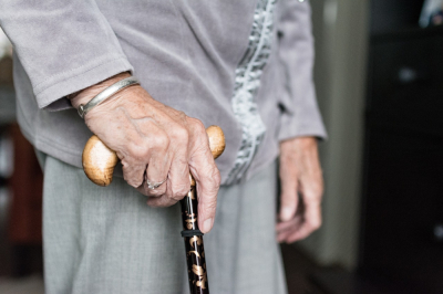 Gdy zasłabną, często nie są w stanie wezwać pomocy. Jak pom&oacute;c seniorom, kt&oacute;rzy mieszkają samotnie?