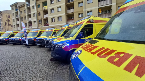 Historyczna inwestycja w Legnicy. 9 nowych karetek dla pogotowia ratunkowego - 0