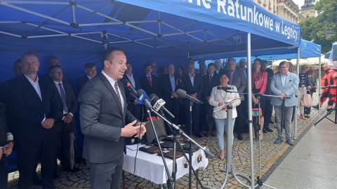 Historyczna inwestycja w Legnicy. 9 nowych karetek dla pogotowia ratunkowego - 1
