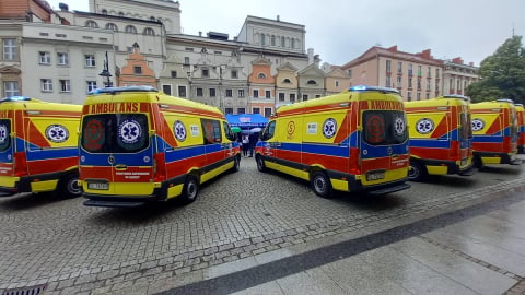 Historyczna inwestycja w Legnicy. 9 nowych karetek dla pogotowia ratunkowego - 2