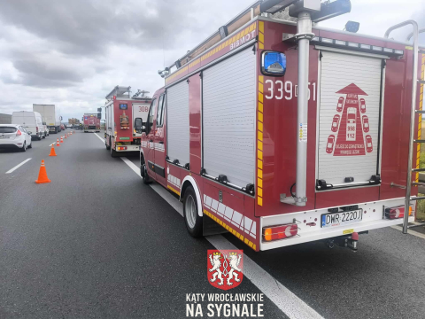 Groźny wypadek na S8 pod Wrocławiem. Auto zmiażdżone po uderzeniu w ciężarówkę [ZDJĘCIA] - 0