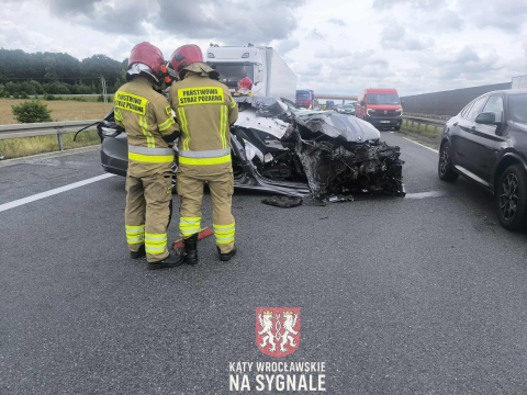 Groźny wypadek na S8 pod Wrocławiem. Auto zmiażdżone po uderzeniu w ciężarówkę [ZDJĘCIA] - 9
