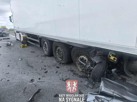 Groźny wypadek na S8 pod Wrocławiem. Auto zmiażdżone po uderzeniu w ciężarówkę [ZDJĘCIA] - 10