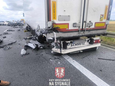 Groźny wypadek na S8 pod Wrocławiem. Auto zmiażdżone po uderzeniu w ciężarówkę [ZDJĘCIA] - 11