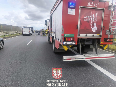 Groźny wypadek na S8 pod Wrocławiem. Auto zmiażdżone po uderzeniu w ciężarówkę [ZDJĘCIA] - 12
