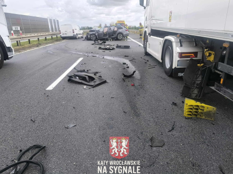 Groźny wypadek na S8 pod Wrocławiem. Auto zmiażdżone po uderzeniu w ciężarówkę [ZDJĘCIA] - 13