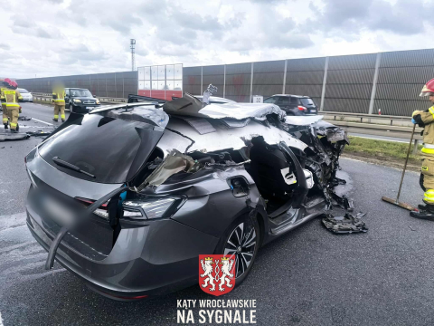 Groźny wypadek na S8 pod Wrocławiem. Auto zmiażdżone po uderzeniu w ciężarówkę [ZDJĘCIA] - 14
