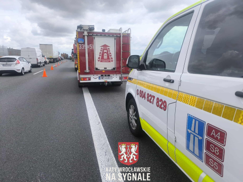 Groźny wypadek na S8 pod Wrocławiem. Auto zmiażdżone po uderzeniu w ciężarówkę [ZDJĘCIA] - 1