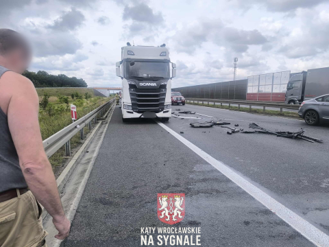 Groźny wypadek na S8 pod Wrocławiem. Auto zmiażdżone po uderzeniu w ciężarówkę [ZDJĘCIA] - 2