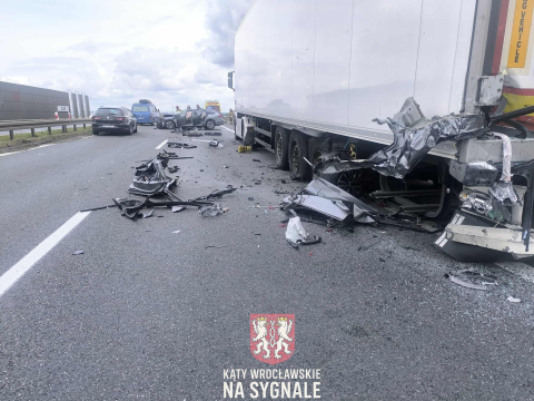 Groźny wypadek na S8 pod Wrocławiem. Auto zmiażdżone po uderzeniu w ciężarówkę [ZDJĘCIA] - 4