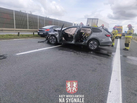 Groźny wypadek na S8 pod Wrocławiem. Auto zmiażdżone po uderzeniu w ciężarówkę [ZDJĘCIA] - 5