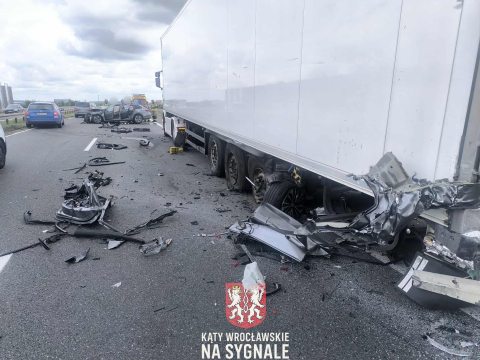 Groźny wypadek na S8 pod Wrocławiem. Auto zmiażdżone po uderzeniu w ciężarówkę [ZDJĘCIA] - 6