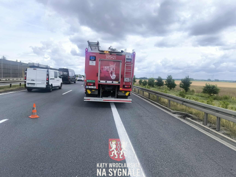 Groźny wypadek na S8 pod Wrocławiem. Auto zmiażdżone po uderzeniu w ciężarówkę [ZDJĘCIA] - 8