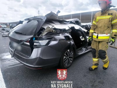 Groźny wypadek na S8 pod Wrocławiem. Auto zmiażdżone po uderzeniu w ciężar&oacute;wkę [ZDJĘCIA]