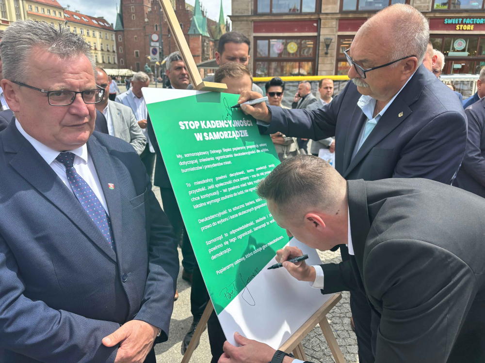 PSL chce zniesienia dwukadencyjności. Samorządowcy uważają, że jest to niepotrzebna ingerencja w proces wyborczy - Dolnośląscy samorządcy podpisują się pod projektem wycofania ustawy o dwukadencyjności. Fot: Joanna Jaros/ Radio Wrocław
