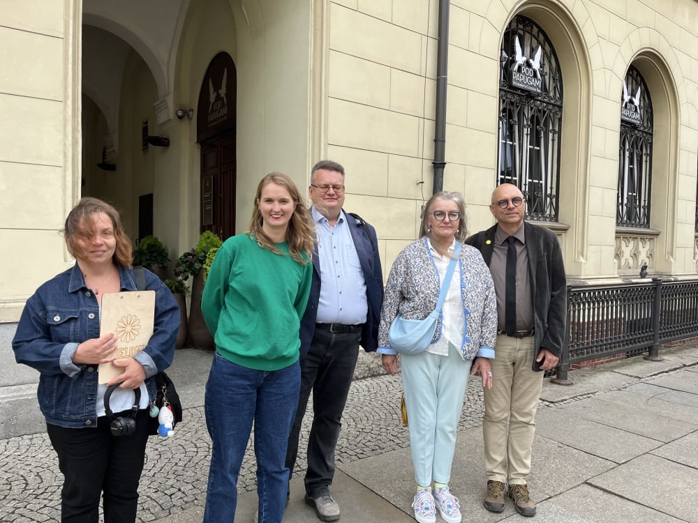 Zieloni przeciwko mowie nienawiści. "Nie pozwólmy, aby język neonazistowski zdominował polską debatę publiczną" - Wrocławscy przedstawiciele partii Zielonych protestują przeciwko mowie nienawiści. Fot: Beata Makowska/ Radio Wrocław