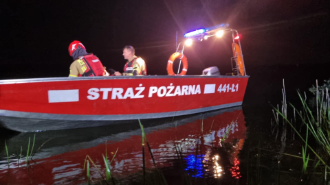 Samochód osobowy wjechał do zbiornika retencyjnego Słup. Strażacy musieli przerwać poszukiwania kierowcy [AKTUALIZACJA] - 1