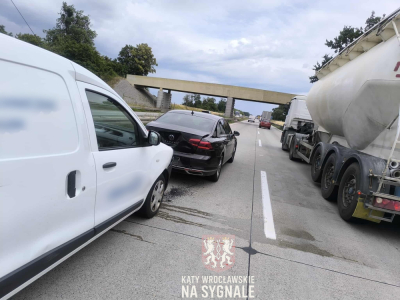 Zderzenie dw&oacute;ch samochod&oacute;w na autostradzie A4. Wielokilometrowe korki w kierunku Wrocławia