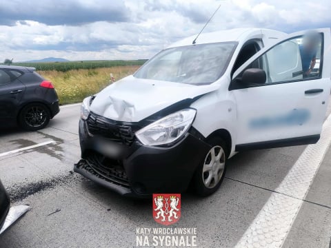 Zderzenie dwóch samochodów na autostradzie A4. Wielokilometrowe korki w kierunku Wrocławia - 4