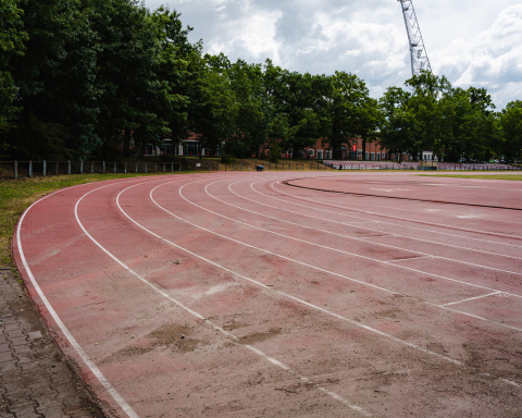 Stadion lekkoatletyczny na Paderewskiego od lat niszczeje. Festiwal ZORZA jeszcze pogorszył sytuację [ZDJĘCIA] - 9