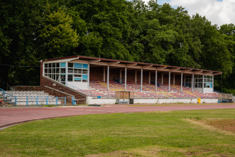 Stadion lekkoatletyczny na Paderewskiego od lat niszczeje. Festiwal ZORZA jeszcze pogorszył sytuację [ZDJĘCIA] - 11
