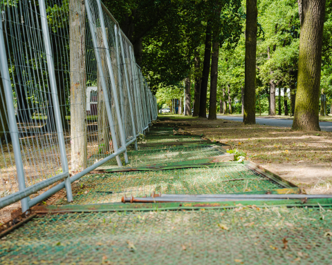 Stadion lekkoatletyczny na Paderewskiego od lat niszczeje. Festiwal ZORZA jeszcze pogorszył sytuację [ZDJĘCIA] - 16