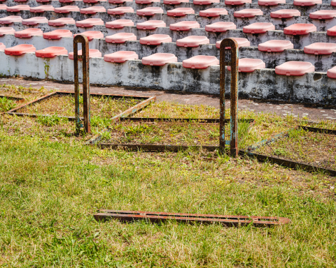 Stadion lekkoatletyczny na Paderewskiego od lat niszczeje. Festiwal ZORZA jeszcze pogorszył sytuację [ZDJĘCIA] - 20