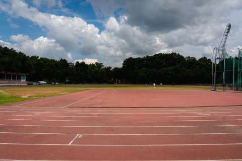 Stadion lekkoatletyczny na Paderewskiego od lat niszczeje. Festiwal ZORZA jeszcze pogorszył sytuację [ZDJĘCIA] - 0