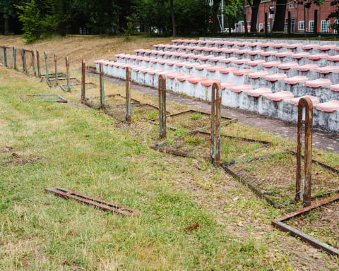 Stadion lekkoatletyczny na Paderewskiego od lat niszczeje. Festiwal ZORZA jeszcze pogorszył sytuację [ZDJĘCIA] - 1