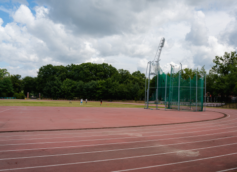 Stadion lekkoatletyczny na Paderewskiego od lat niszczeje. Festiwal ZORZA jeszcze pogorszył sytuację [ZDJĘCIA] - 6