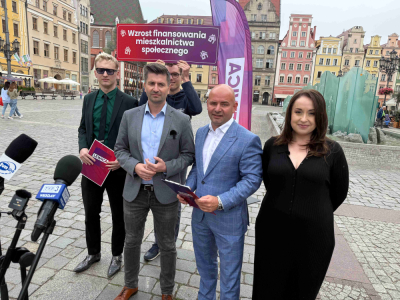Politycy Lewicy na wrocławskim Rynku. Krzysztof Śmiszek podkreślał stabilność rządowej koalicji