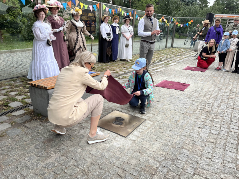 Aleja gwiazd powstała w ZOO Wrocław! Odsłonięto odciski łap legendarnych zwierząt - 1