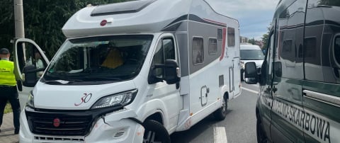 Jechał skradzionym kamperem, prawie zderzył się z... pojazdem służby skarbowej - 0
