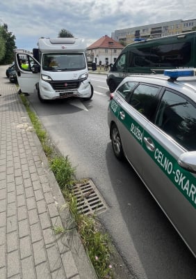 Jechał skradzionym kamperem, prawie zderzył się z... pojazdem służby skarbowej - 1