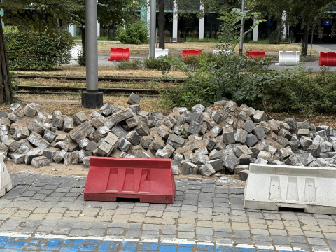 Tak wygląda zrywanie kostki na ul. Powstańców Śląskich. Wrocławianie walczyli o to od lat - 1