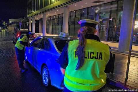 Kierowca po narkotykach, dwóch poszukiwanych i blisko 200 mandatów. Kontrolowali przewożących "na aplikację" - 1