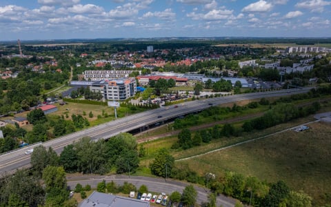 Od 1,5 roku na alei Sobieskiego jeden pas jest zamknięty. Kiedy w końcu ruszy remont estakady? - 2